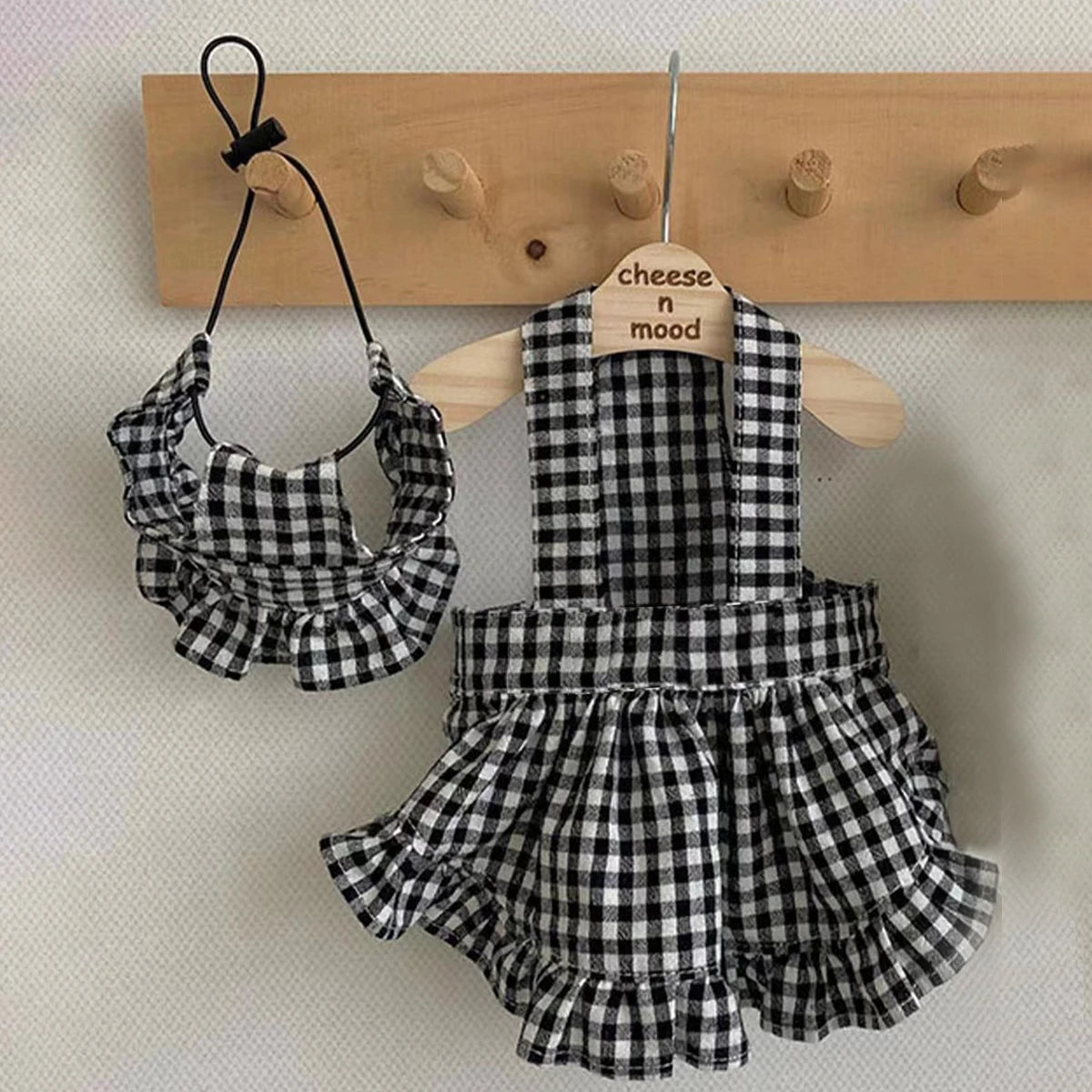 Fashion Dog Clothing Modern Style Black White Plaid Skirt With Hat Suit Dog Clothes Dresses Pet Accessories Puppy Summer Clothes