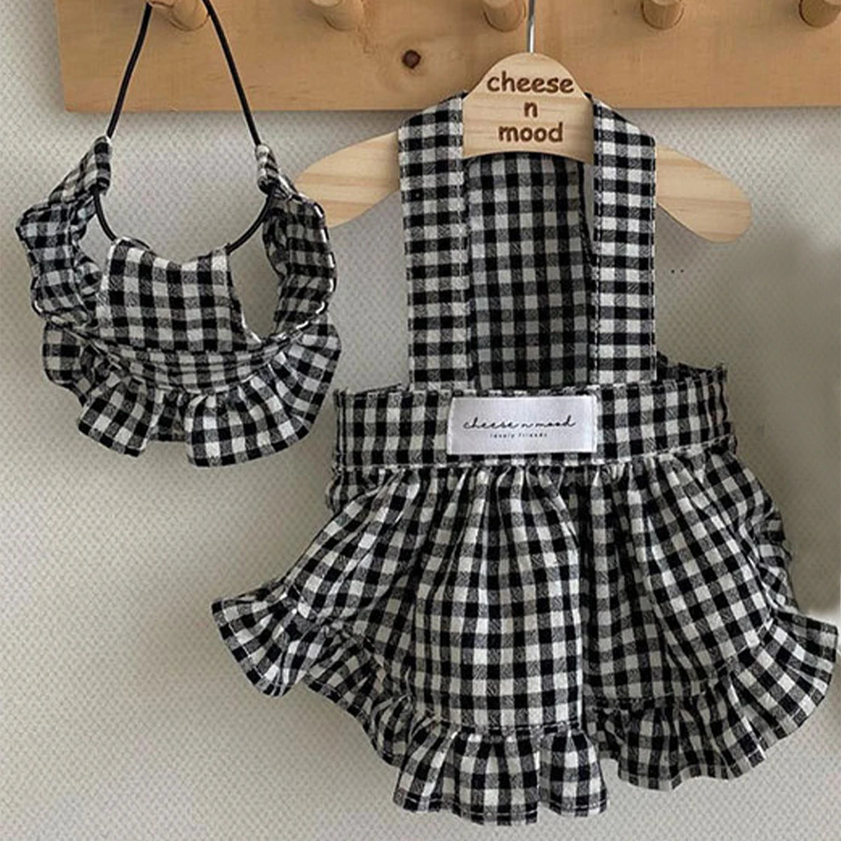 Fashion Dog Clothing Modern Style Black White Plaid Skirt With Hat Suit Dog Clothes Dresses Pet Accessories Puppy Summer Clothes